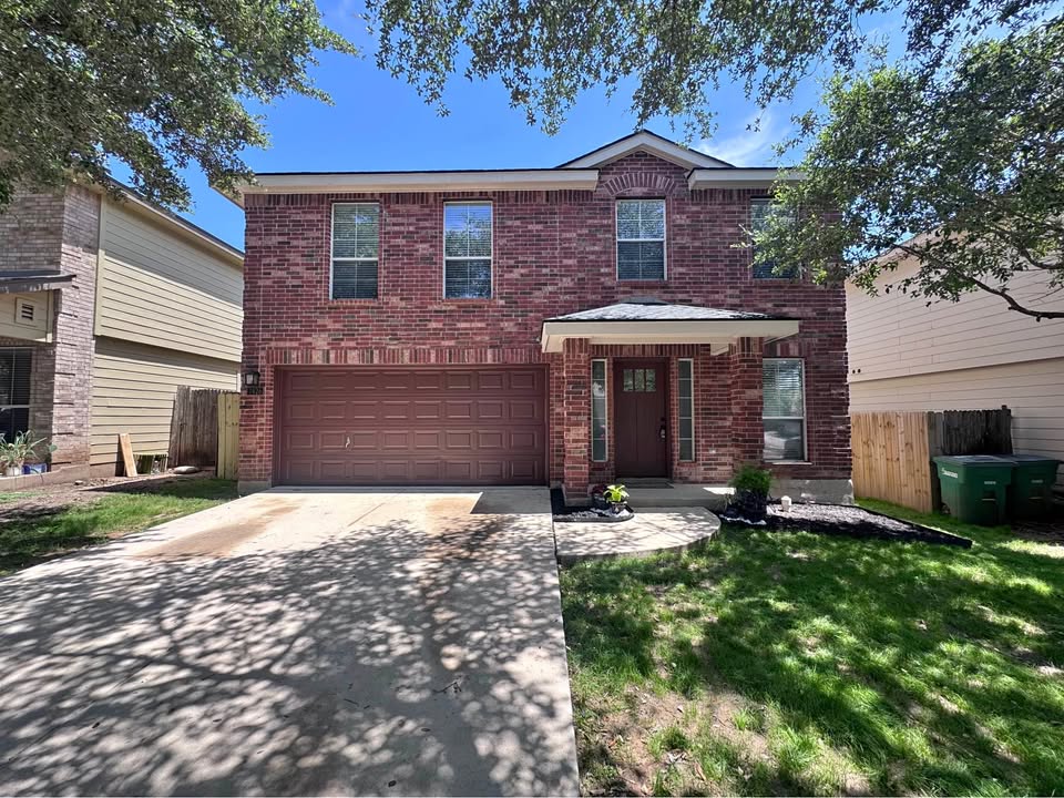 Casa de dos pisos disponible en San Antonio